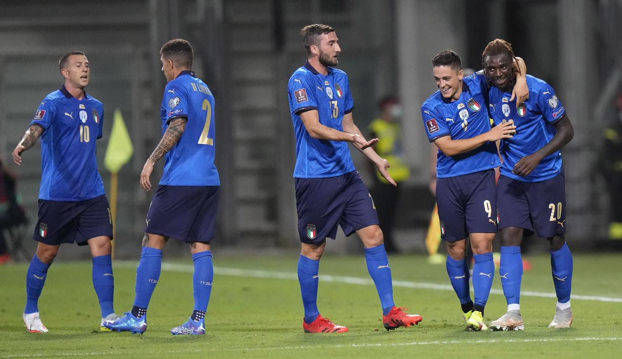 Dirinya juga aktif membantu pertahanan Italia dengan melakukan dua tackle sukses dan dua intersep. Lewat performa apiknya, besar kemungkinan jika Kean akan menjadi penyerang andalan Italia asuhan Roberto Mancini. (Foto: AP/Luca Bruno)