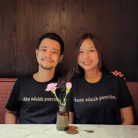 Keduanya mengenakan kaos pasangan bertuliskan, "Kamu adalah punyaku" dan "Aku adalah Punyamu". (Foto: Instagram/ jessnolimit)