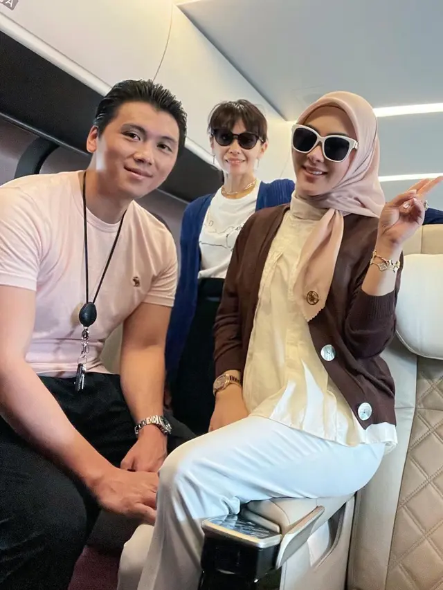 Sewa Satu Gerbong, Ini 6 Potret Syahrini Naik Kereta Shinkansen dengan Lega