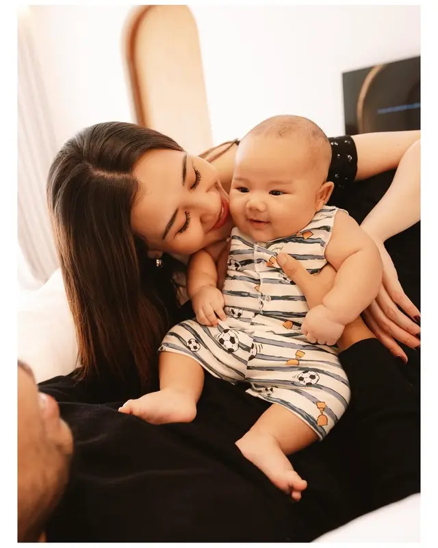 Aaliyah dan Thariq baru ungkap wajah baby Arash di usia 3 bulan, ini 7 potretnya