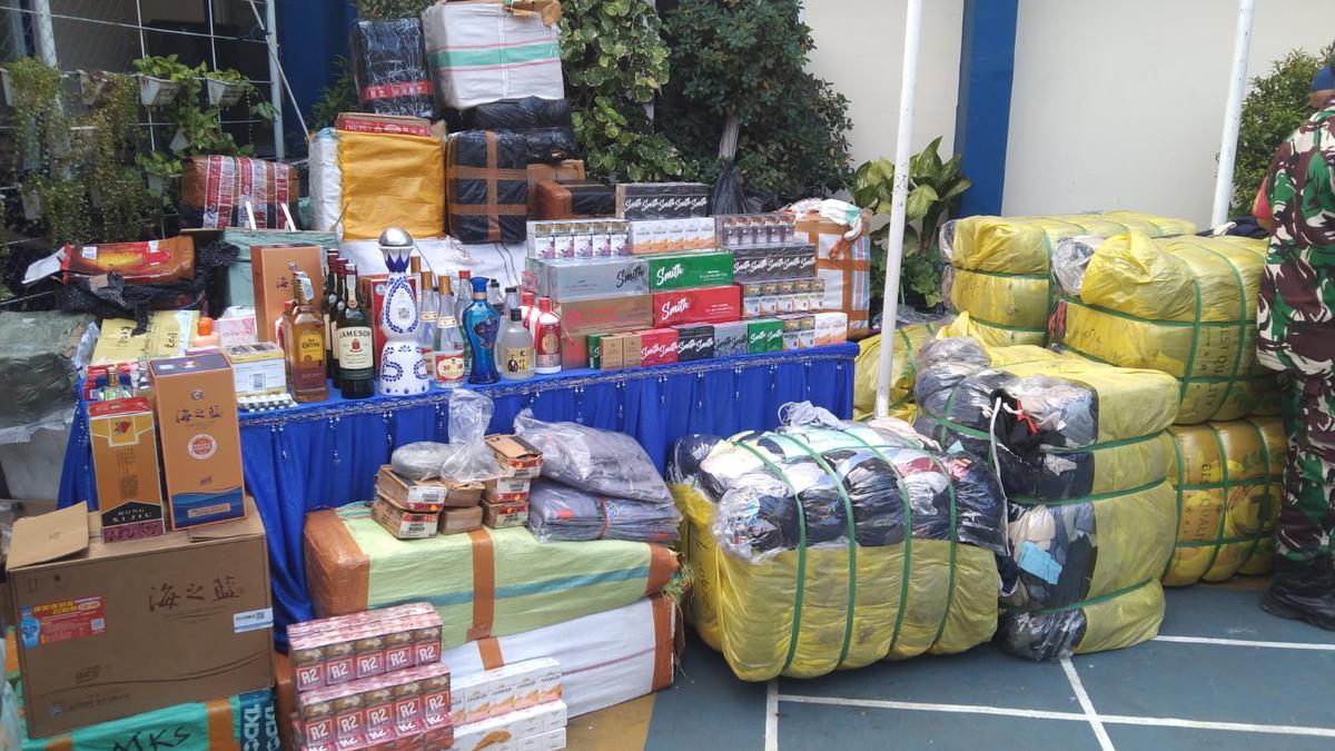 Bea Cukai Makassar Musnahkan Ribuan Pakaian Thrifting, Rokok Ilegal, Kosmetik hingga Minuman Alkohol