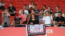 Puluhan suporter Ajax Amsterdam memadati tribun VIP Barat stadion Ernst Happel untuk mendukung tim kesayangannya berlatih. (Bola.com/Reza Khomaini)