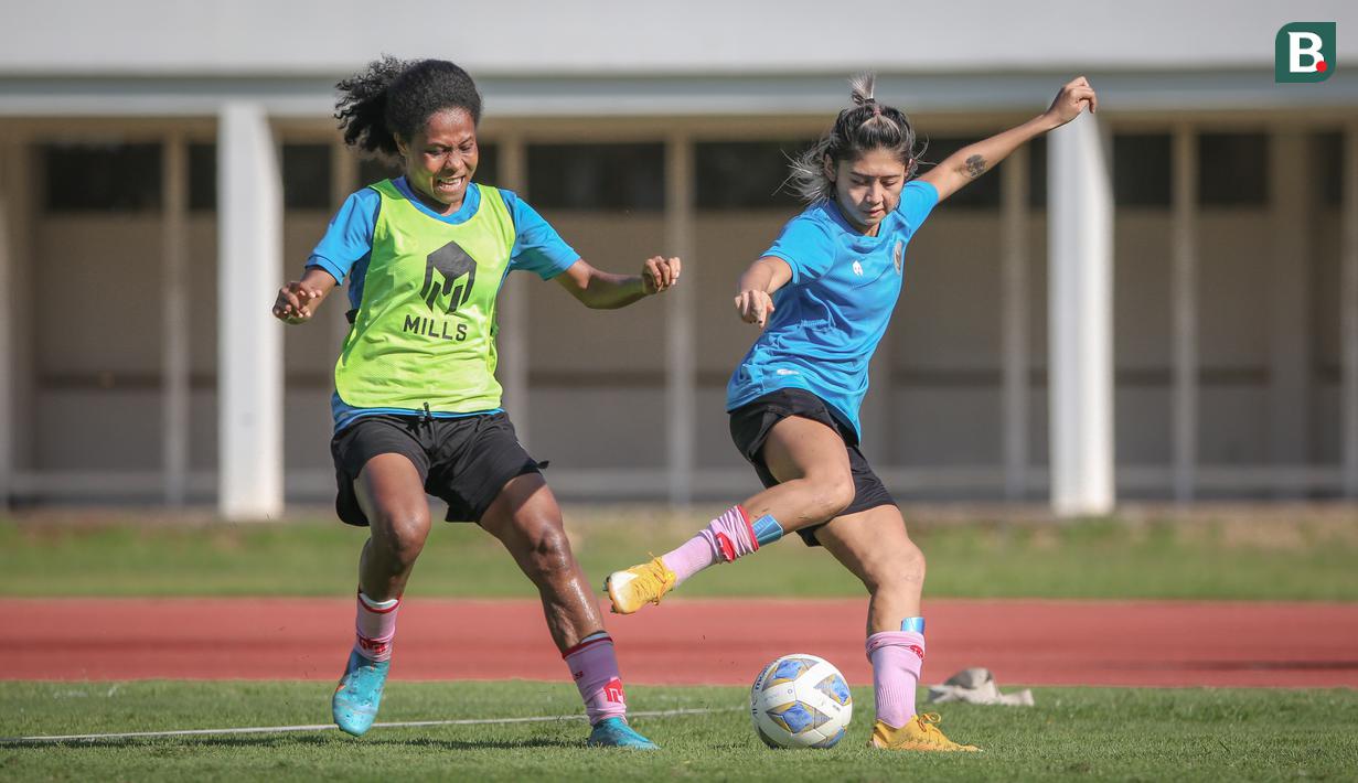 Kesenangannya terhadap si kulit bundar berawal dari ayahnya yang mengenalkan pada olahraga futsal. Hingga pada umur 10 tahun, Zahra kecil dimasukkan ke Sekolah Sepak Bola (SSB) Patriot Merah Putih dan menjadi satu-satunya perempuan yang ada di sana. (Bola.com/Bagaskara Lazuardi)