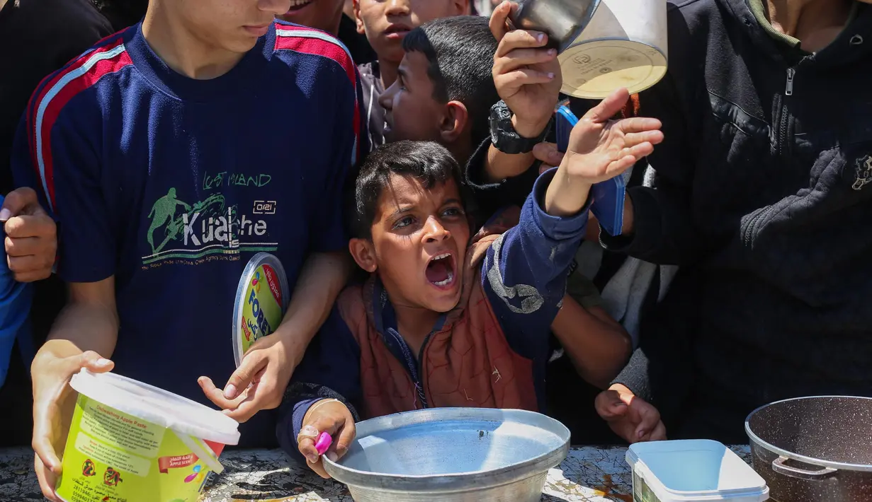 Sementara itu, dalam cengkeraman blokade Israel yang sistematis ini, sekitar 290.000 anak berada di ambang kematian. (Eyad BABA/AFP)