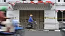 Pesepeda melintas di depan Diskotek Old City yang disegel oleh Satpol PP di Jakarta, Selasa (23/10). Satpol PP DKI menutup sementara Diskotek Old City tadi malam karena adanya penemuan pemakaian narkoba di lokasi tersebut. (Merdeka.com/Iqbal S. Nugroho)