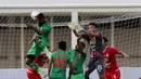 Bek Kalteng Putra, Rafael Bonfim, menyundul bola ke arah gawang Persija Jakarta pada laga Liga 1 2019 di Stadion Madya, Jakarta, Selasa (20/8). Persija menang 3-0 atas Kalteng Putra. (Bola.com/M Iqbal Ichsan)