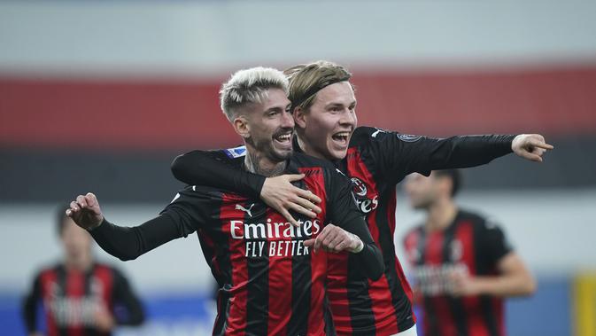 Gelandang AC Milan, Samu Castillejo (kiri) berselebrasi dengan rekannya Jens Petter Hauge usai mencetak gol ke gawang Sampdoria pada pertandingan lanjutan Liga Serie A Italia di Stadion Genoa Luigi Ferraris, Italia, Senin (7/12/2020). AC Milan menang tipis atas Sampdoria 2-1. (Spada/LaPresse via AP)