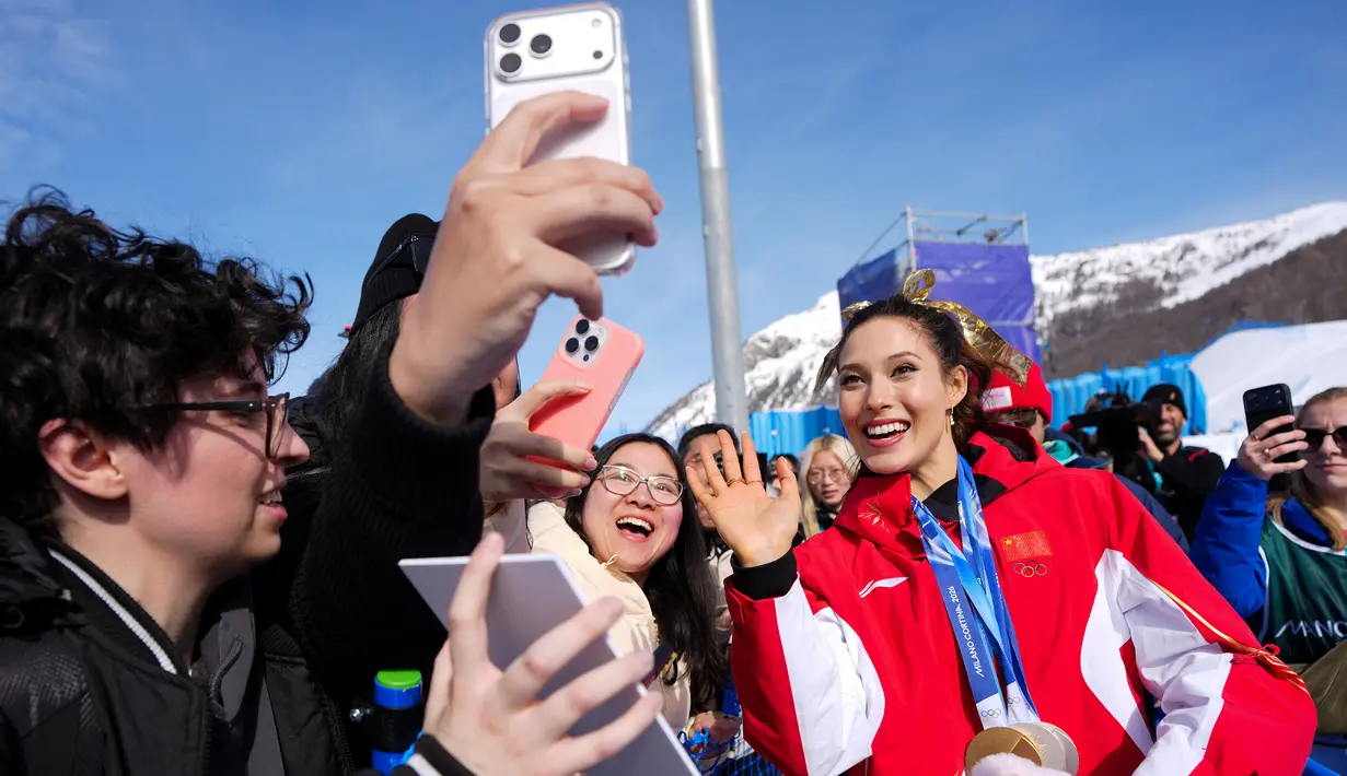 Kini, ia kembali tampil mengagumkan dengan menyabet satu emas di nomor halfpipe dan dua medali perak pada nomor Slopestyle dan Big Air. (AP Photo/Julia Demaree Nikhinson)