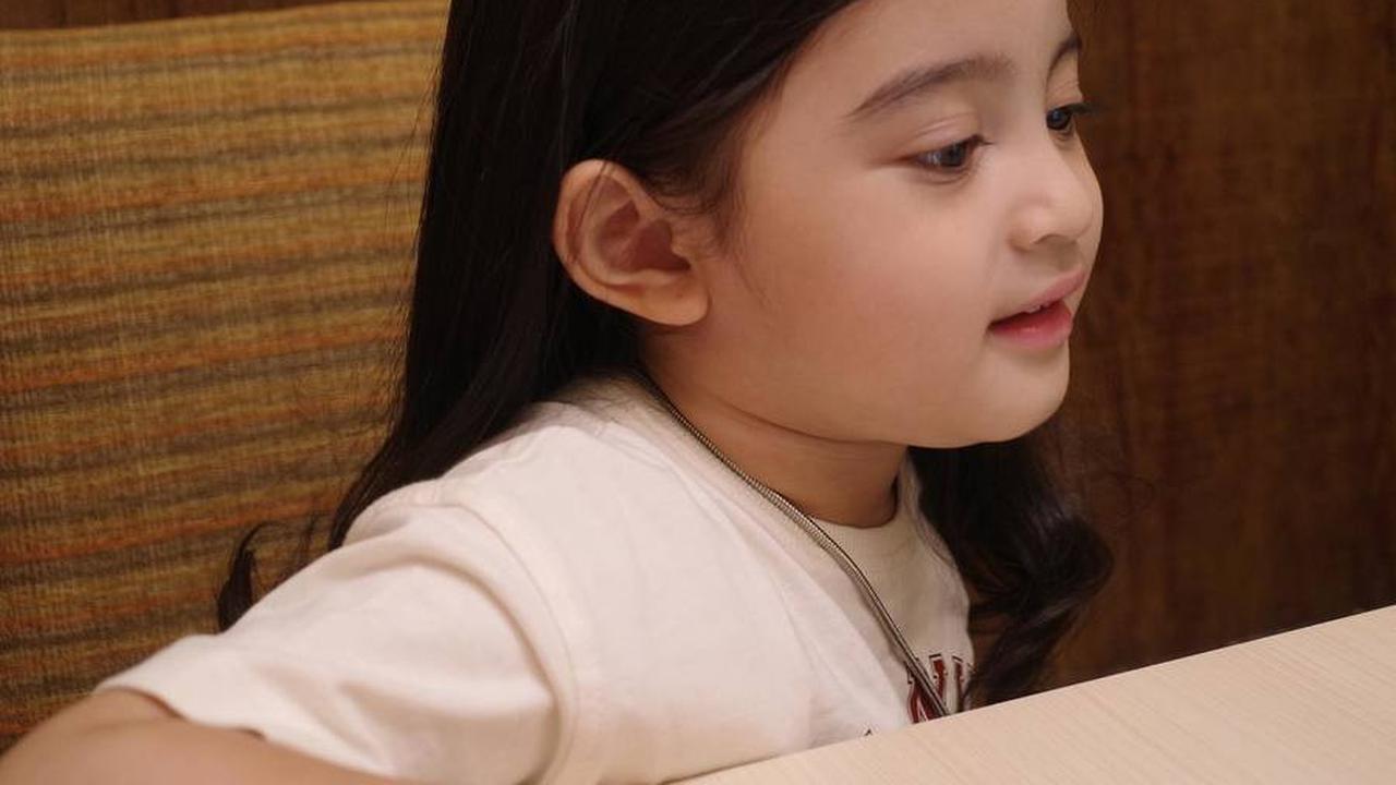 7 Potret Guzel Anak Ali Syakieb yang Makin Cantik dengan Rambut Panjang, Dijuluki Boneka Hidup
