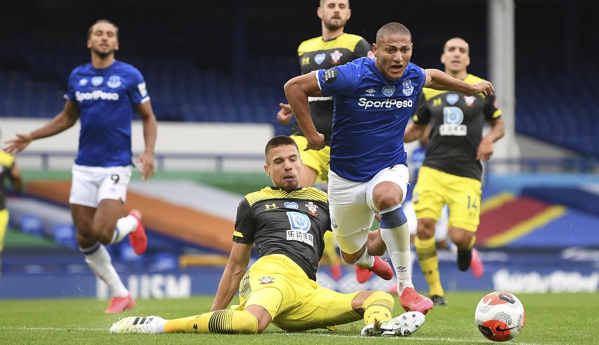 Penyerang Everton, Richarlison, berebut bola dengan pemain Southampton pada laga lanjutan Premier League pekan ke-34 di Goodison Park, Jumat (10/7/2020) dini hari WIB. Everton bermain imbang 1-1 atas Southampton. (Michael Regan/Pool via AP)