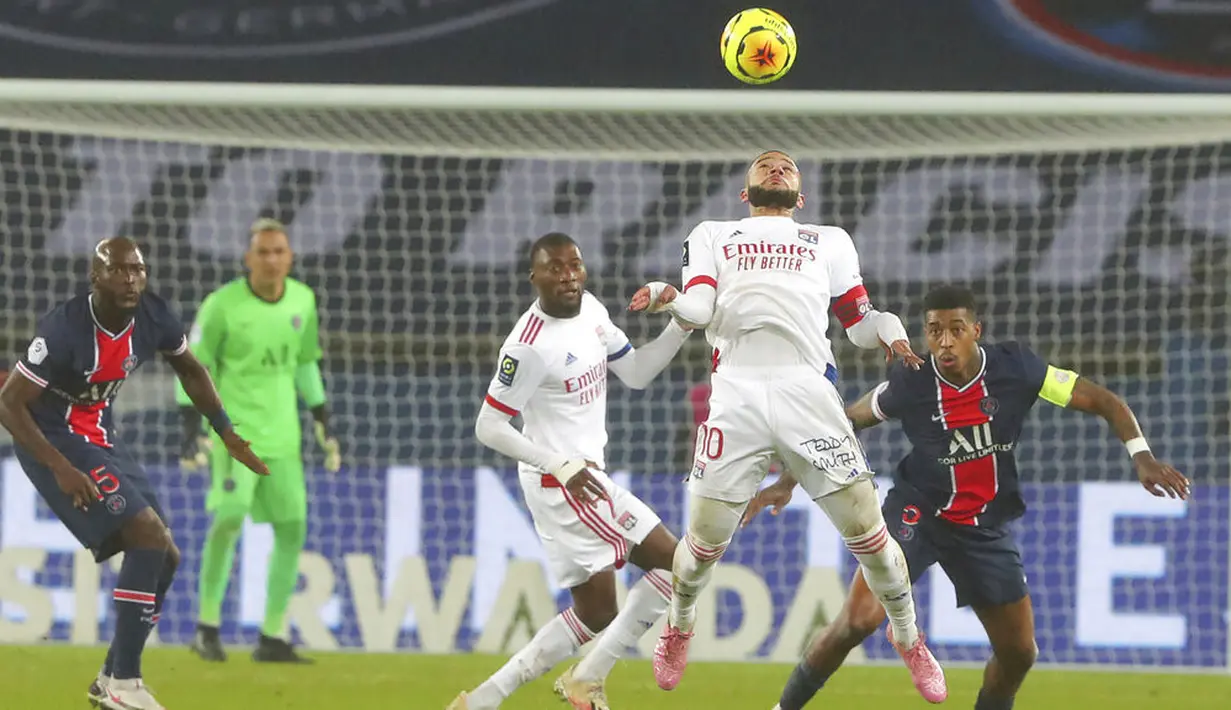 Pemain Lyon Memphis Depay (kanan tengah) menyundul bola saat menghadapi Lyon pada pertandingan League One di Stadion Parc des Princes, Paris, Prancis, Minggu (13/12/2020). PSG kalah dari Lyon dengan skor 0-1. (AP Photo/Thibault Camus)