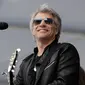 Penampilan kejutan musisi Jon Bon Jovi bersama bandnya pada pesta kelulusan Universitas Fairleigh Dickinson di New Jersey, AS, Selasa (16/5). Jon Bon Jovi menyanyikan lagu Reunion, lagu tentang mengenang masa kebersamaan. (AP Photo/Julio Cortez)