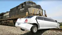 Kereta barang menabrak limusin Chrysler 300 yang terjebak di tengah-tengah rel kereta. 