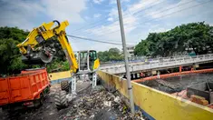 Petugas menggunakan alat berat eskavator spider membersikan sampah di sodetan Kali Sekretaris, Jakarta, Kamis (9/4/2015). Eskavator ini menjadi andalan Dinas Kebersihan DKI Jakarta untuk mengatasi masalah sampah di Ibukota. (Liputan6.com/Faizal Fanani)