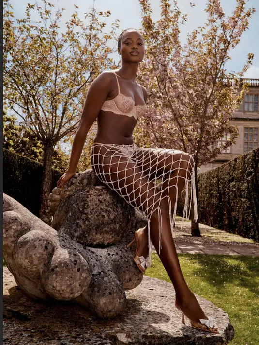 Perpaduan renda paling lembut dan bantalan busa mutakhir ini bertujuan untuk mendefinisikan ulang standar pakaian dalam dengan memberikan daya tarik estetika dan kenyamanan sehari-hari.  [Foto: Victoria Secret]