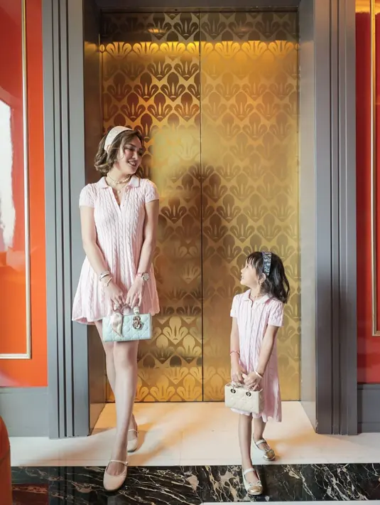 Keduanya menjinjing Lady D-Joy Dior Bag dengan ukuran dan warna yang berbeda. [@shandyaulia]