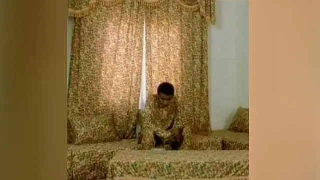 Beberapa orang ini mengenakan pakaian yang ternyata mirip dengan motif benda di sekitarnya seperti gorden maupun sprei.