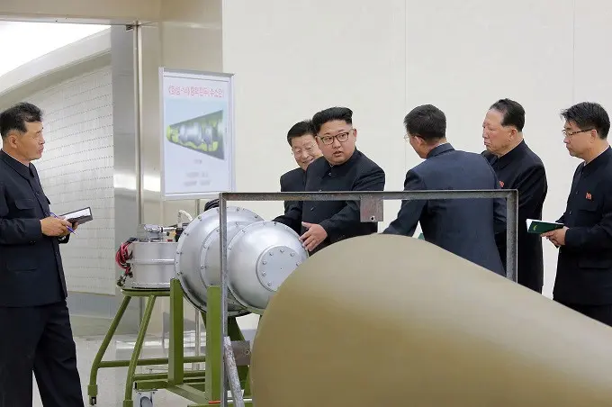 Kim Jong-un diklaim tengah meninjau bom hidrogen yang mampu dimuat dalam rudal balistik antarbenua (Korean Central News Agency/Korea News Service via AP)