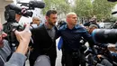 Penjaga gawang Tottenham Hotspur, Hugo Lloris tiba di Westminster Magistrates Court, London (12/9). Pemain berusia 31 tahun menyampaikan permintaan maafnya terkait aksi tak terpuji yang dia lakukan. (AFP Photo/Tolga Akmen)