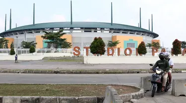 Pengendara motor menerobos beton pembatas di kawasan lingkar Stadion Pakansari, Kabupaten Bogor, Jawa Barat, Rabu (10/6/2020). Pemkab Bogor masih melakukan Pembatasan Sosial Berskala Besar (PSBB) secara proporsional hingga 2 Juli mendatang. (Liputan6.com/Helmi Fithriansyah)