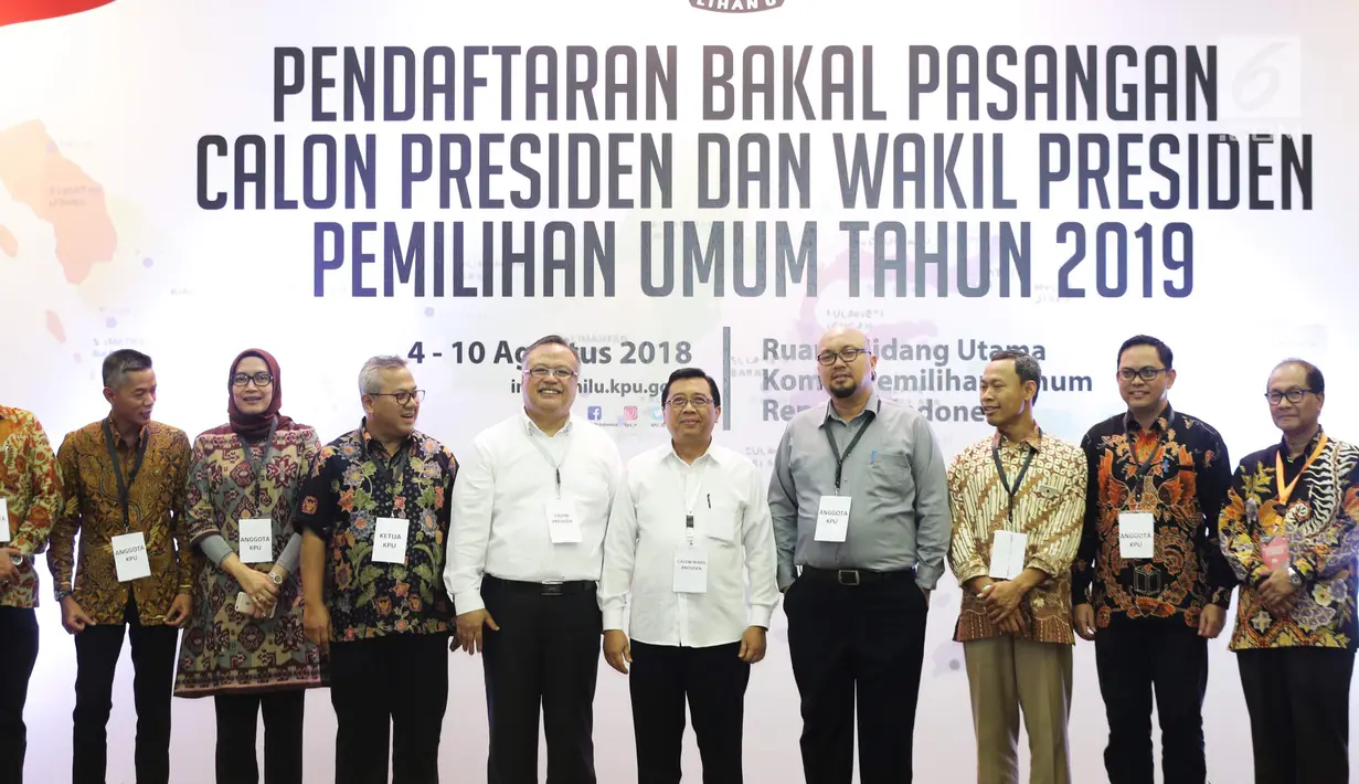 Ketua KPU RI Arief Budiman (keempat kiri) foto bersama dengan anggota komisioner saat menggelar simulasi proses pendaftaran capres dan cawapres di Gedung KPU RI, Jakarta, Kamis (9/8).  (Liputan6.com/Faizal Fanani)