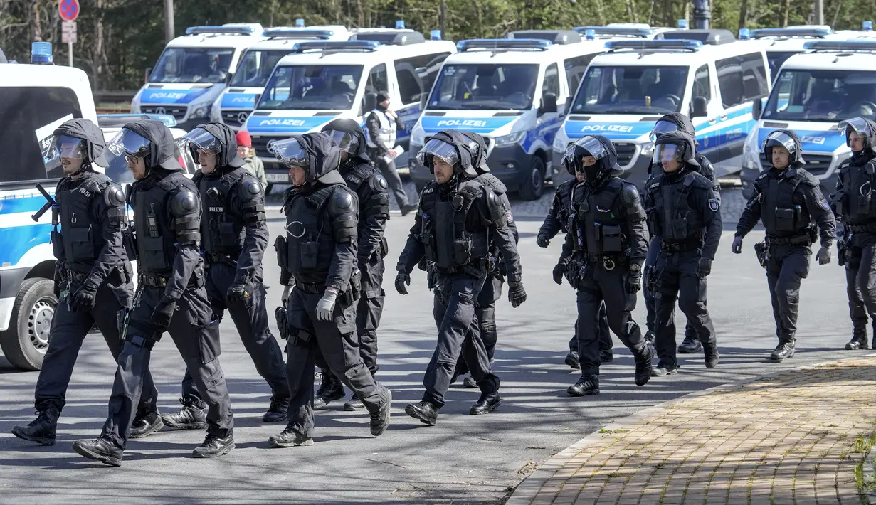 Ratusan polisi negara bagian dan polisi federal Jerman berlatih taktik dalam persiapan Euro 2024 di desa Stützerbach, di Ilmenau, Jerman, Selasa (23/4/2024). (AP Photo/Ebrahim Noroozi)