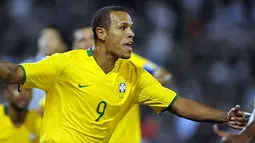 Kegembiaraan striker Brasil, Luis Fabiano setelah mencetak gol kedua versus Argentina di ajang kualifikasi PD 2010 di Gigante de Arroyito, Rosario, Argentina, 5 September 2009. AFP PHOTO/Alejandro PAGNI