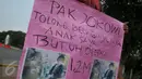 Susanto (28) memegang kertas  bertulisan: “ Pak Jokowi tolong beli ginjal saya, anak saya butuh operasi 1,2 milyar”, saat melakukan aksinya di depan Istana Merdeka, Jakarta, Jumat (20/11). (Liputan6.com/Gempur M Surya)