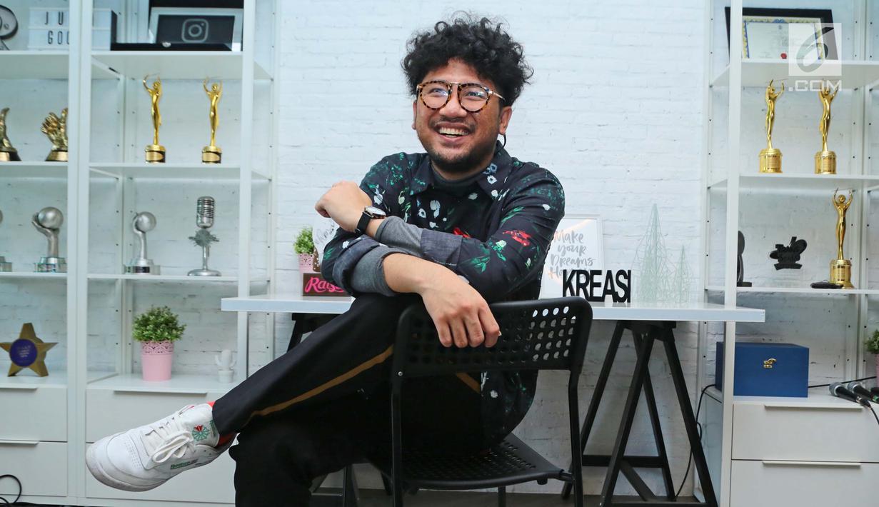 Penyanyi Kunto Aji berpose seusai rilis single di kawasan Kemang, Jakarta, Kamis (23/11). Kunto Aji merilis single yang berjudul "Konon Katanya". (Liputan6.com/Herman Zakharia)