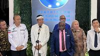 Gubernur Jawa Barat Dedi Mulyadi menyambangi kantor Menteri HAM Natalius Pigai di Jakarta, untuk bertukar pikiran terkait program pembinaan pelajar bermasalah di barak militer. (Foto: Liputan6.com/