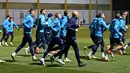 Para pemain Dynamo Kiev mengambil bagian dalam sesi latihan sebelum pertandingan grup Liga Champions, di tempat latihan tim di pinggiran Kiev, Senin (22/11/2021). Partai Liga Champions antara Dynamo Kyiv vs Bayern akan digelar di NSC Olympiyksyi pada Rabu (24/11) dinihari WIB.  (GENYA SAVILOV/AFP)