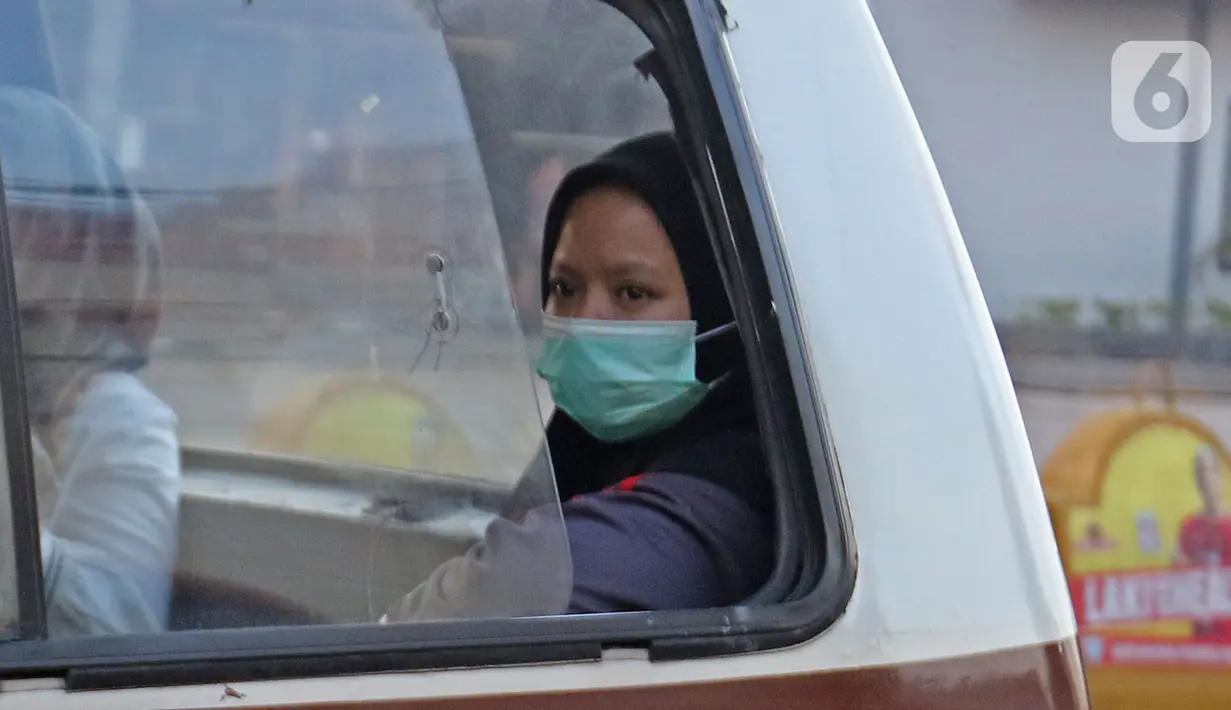 Warga mengenakan masker di Depok, Jawa Barat, Senin (2/3/2020). Dua pasien terjangkit corona yang dirawat di RSPI Sulyanti Saroso  merupakan warga Depok. Mendengar kabar yang diumumkan Presiden Jokowi membuat warga mulai mengantisipasi mengenakan masker. (Liputan6.com/Herman Zakharia)