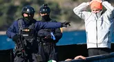 Penjaga Pantai Bea Cukai Prancis saat mengikuti pelatihan menguji rencana pengamanan estafet obor Olimpiade, di lepas pantai kota Toulon, Prancis, pada 24 April 2024. (Christophe SIMON/AFP)