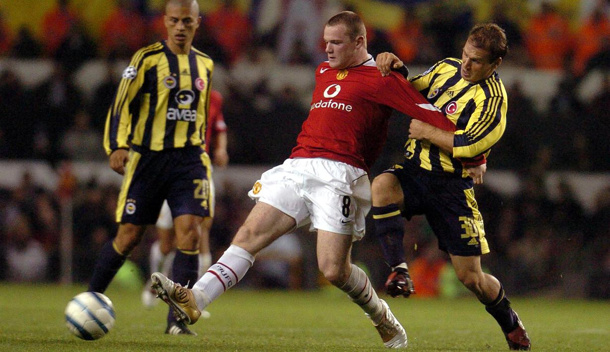Wayne Rooney. Striker Inggris berusia 36 tahun yang pensiun Januari 2021 dan kini menjabat pelatih Derby County ini pernah membela MU selama 13 musim (2004/2005-2016/2017). Ia mencetak 3 gol di laga debutnya saat MU menang 6-2 atas Fenerbahce di fase grup UCL 2004/2005 (28/9/2004). (AFP/Paul Barker)