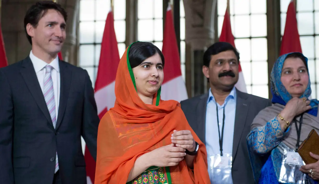 PM Kanada Justin Trudeau mendampingi Malala Yousafzai bersama orang tuanya pada upacara pemberian hadiah kewarganegaraan di Ottawa, Rabu (12/4). Malala dianugerahi status warga negara kehormatan oleh Kanada. (Justin Tang/The Canadian Press via AP)