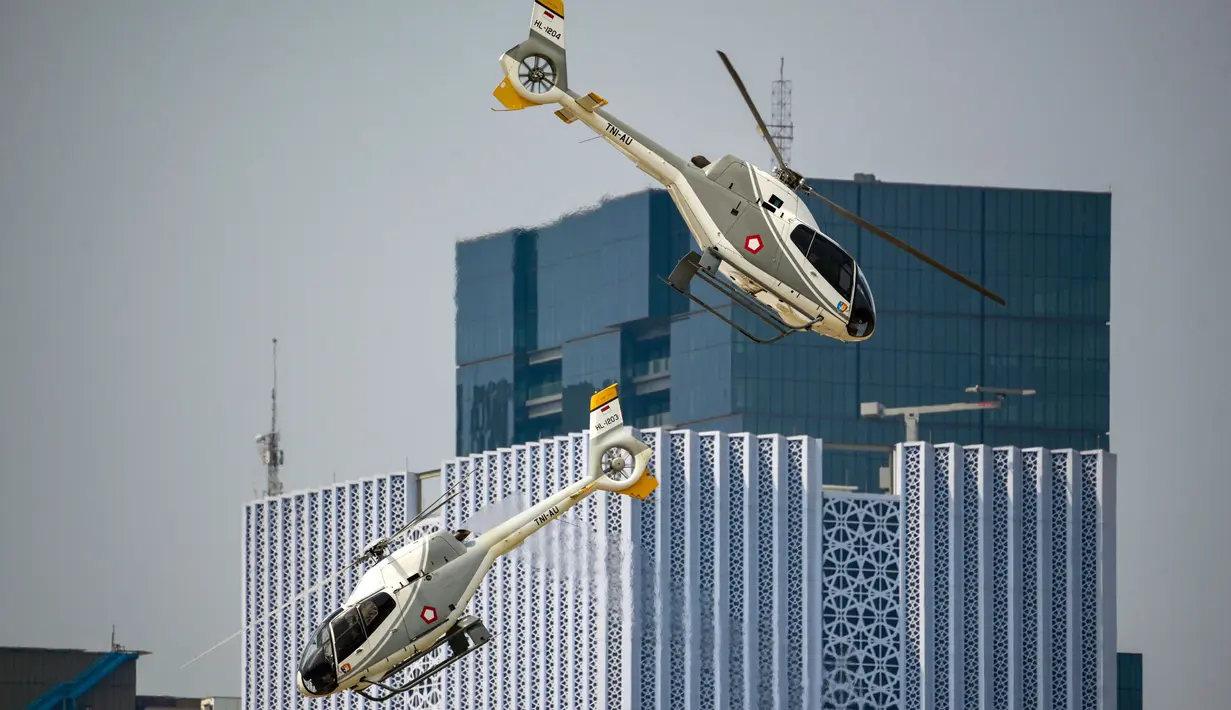 Helikopter EC120B Colibri milik TNI AU melakukan manuver udara saat gladi resik peringatan HUT ke-78 TNI di Jakarta, 3 Oktober 2023. (BAY ISMOYO/AFP)