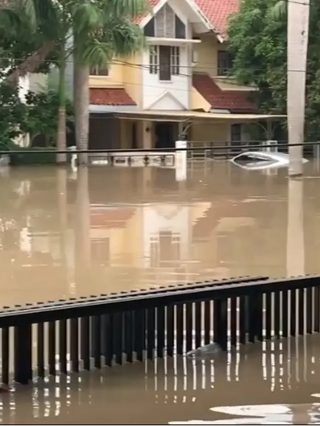 6 Potret Keadaan Rumah Parto yang Kebanjiran, Koleksi Mobil Mewahnya Terendam