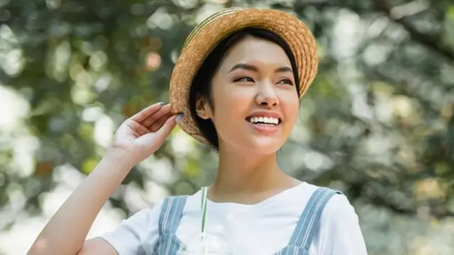 tersenyum santai dewasa bahagia