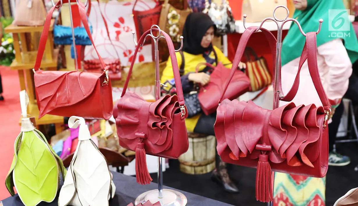 Sejumlah tas kulit dipajang dalam pameran Kriyanusa Dewan Kerajinan Nasional 2017, di JCC, Jakarta, Rabu (27/9). Produk kerajinan yang dipamerkan ini meliputi produk kerajinan yang dikelompokkan Unesco. (Liputan6.com/Angga Yuniar)