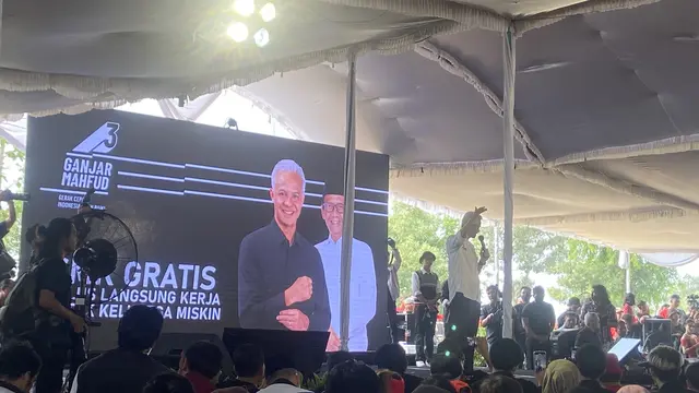 Calon presiden (Capres) nomor urut 3 Ganjar Pranowo saat melaunching program SMK Gratis Langsung Kerja untuk Keluarga Miskin di Lapangan Pule, Wonogiri, Jawa Tengah, Jumat (29/12/2023).