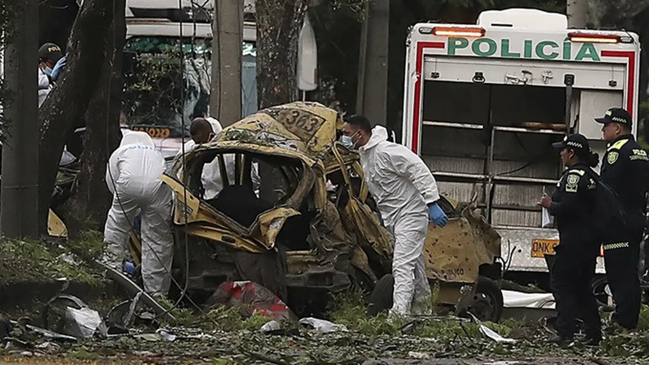 Tim forensik memeriksa lokasi ledakan bom di luar pangkalan Angkatan Udara di Cali, Kolombia, Kamis (21/8/2025).