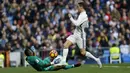 Cristiano Ronaldo berusaha melewati kiper Malaga, Carlos Kameni pada lanjutan La Liga di Santiago Bernabeu stadium, Madrid, Sabtu (21/1/2017). Madrid menang 2-1. (AP/Francisco Seco)