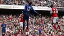 Striker Arsenal, Danny Welbeck, mencetak gol dengan tandukan kepalanya. Arsenal berada di peringkat keenam dengan perolehan poin 63 dari 34 pertandingan. (AFP/Ian Kington)