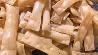 Cara Bikin Keripik Kulit Pangsit Rumahan yang Renyah, Cuma Modal 5.000 Aja!