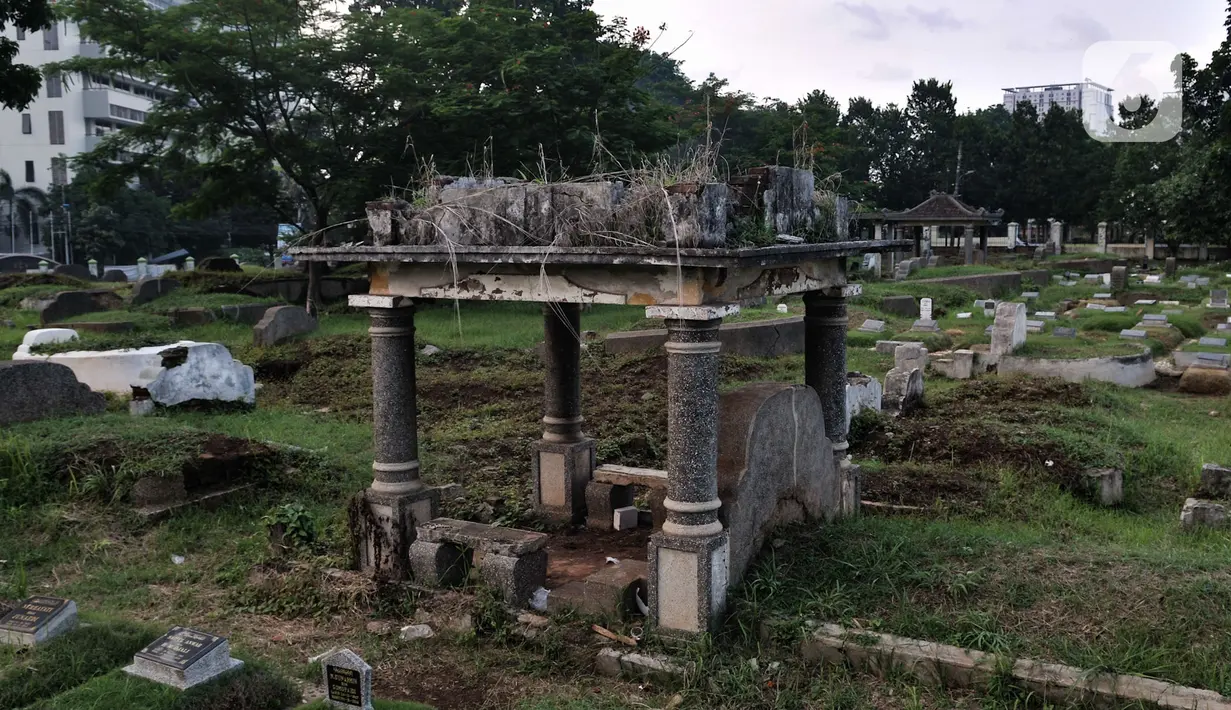 Kondisi makam warga keturunan China di TPU Kebon Nanas, Jakarta, Selasa (21/1/2020). Ratusan kuburan yang sudah ada sejak puluhan tahun lalu tersebut perlahan tergeser oleh kuburan warga setempat karena keterbatasan lahan. (merdeka.com/Iqbal Nugroho)