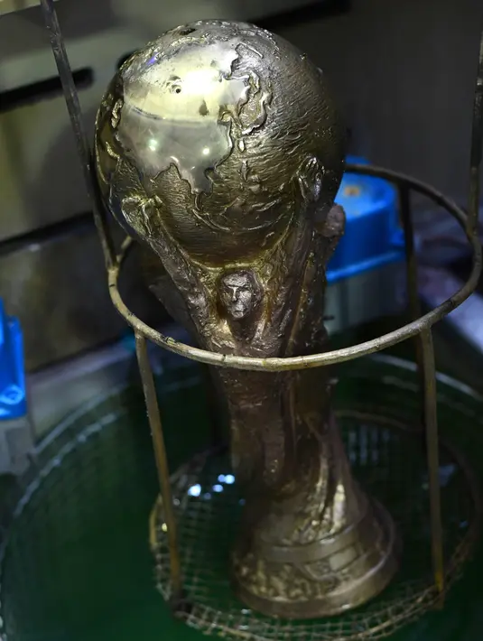 Replika trofi Piala Dunia FIFA siap dimasukan kedalam pelarut emas di piala Italia dan pabrikan medali GDE Bertoni di Paderno Dugnano, Milan (11/4). Piala Dunia akan diselenggarakan 14 Juni sampai 15 Juli di Rusia. (AFP Photo/Miguel Medina)