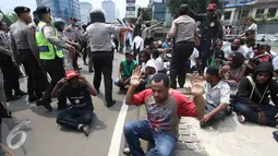 Petugas saat menertibkan mahasiswa saat bentrok dengan petugas kepolisian saat aksi perayaan ekspresi identitas Papua di kawasan Bunderan Hotel Indonesia, Jakarta Pusat, Selasa (1/12). (Liputan6.com/Immanuel Antonius)