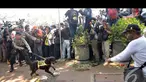 Anjing Polisi terlihat siap menyerang pendemo MK di kawasan patung kuda, Jakarta, Kamis (21/8/2014) (Liputan6.com/Miftahul Hayat)