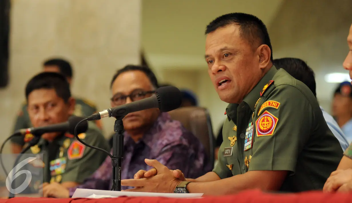 Panglima TNI, Jenderal TNI Gatot Nurmantyo (kanan) memberikan keterangan jelang bergulirnya turnamen sepakbola Jenderal Sudirman Cup di Mabes TNI, Jakarta, Senin (26/10/2015). Turnamen ini akan diikuti 15 tim. (Liputan6.com/Helmi Fithriansyah)