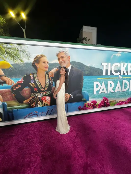 Dia memadupadankannya dengan alas kaki putih dan clutch quilted hitam Chanel, serta aksesori berupa kalung dan gelang. Foto: Instagram/bebytsabina.